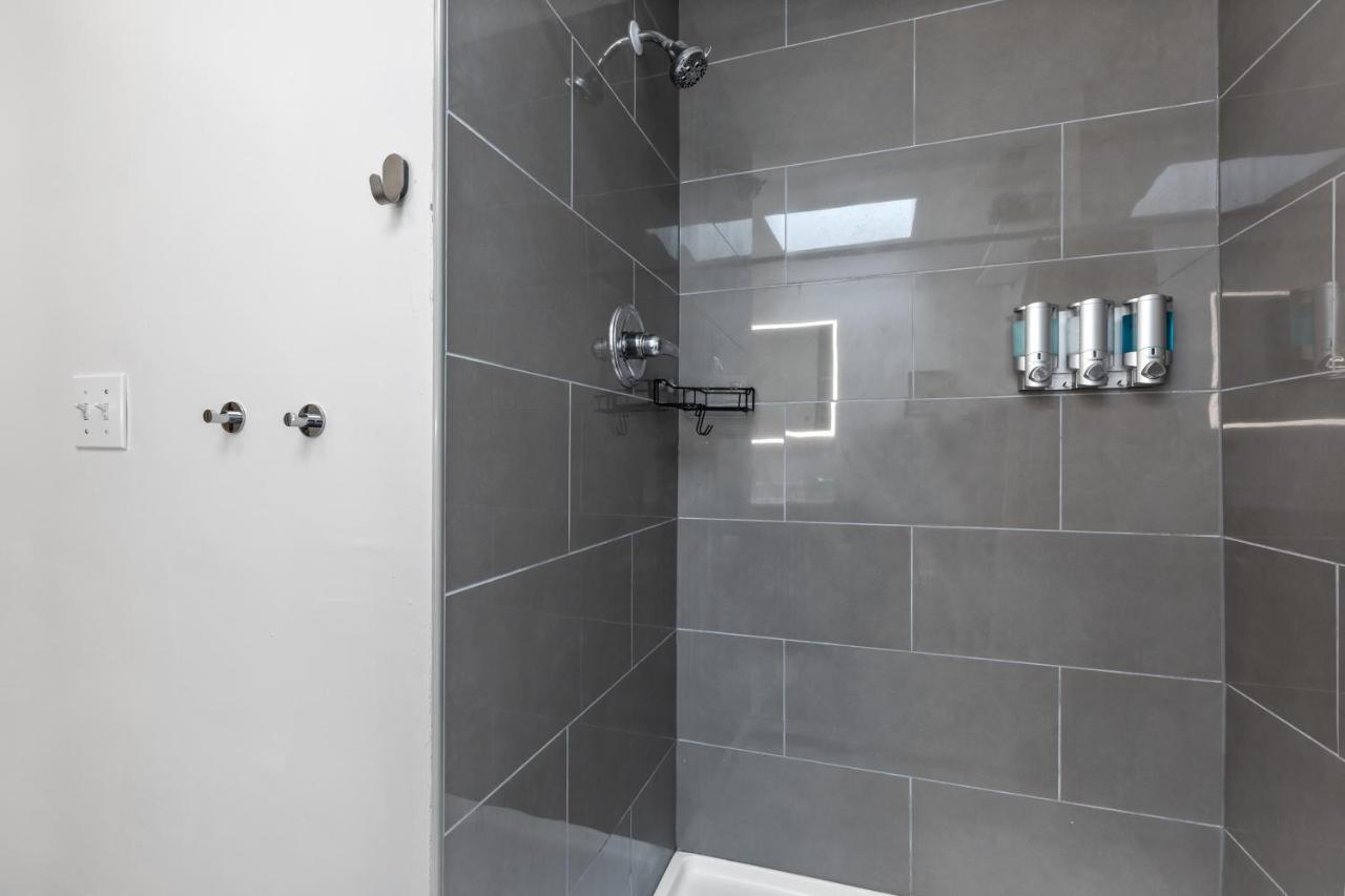 Pristine Townhouse With Rooftop Deck Near Canton! ボルティモア エクステリア 写真